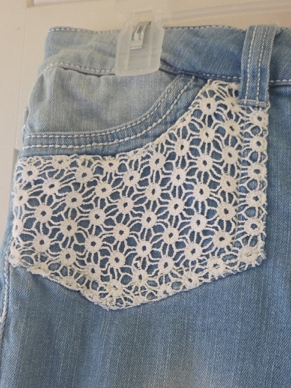 No Boundaries Light Blue Cropped Jeans with White Embroidered Pockets - Picture 2 of 5